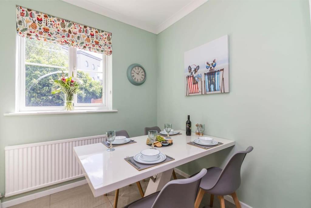 Lovely Home With Four Bedrooms And Private Garden And Parking, Close To Nottingham City Centre Exterior foto
