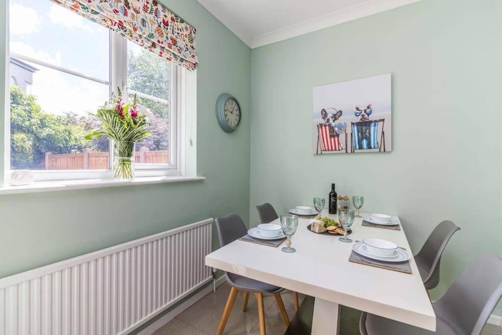 Lovely Home With Four Bedrooms And Private Garden And Parking, Close To Nottingham City Centre Exterior foto