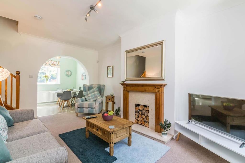 Lovely Home With Four Bedrooms And Private Garden And Parking, Close To Nottingham City Centre Exterior foto