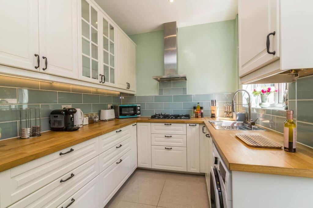 Lovely Home With Four Bedrooms And Private Garden And Parking, Close To Nottingham City Centre Exterior foto