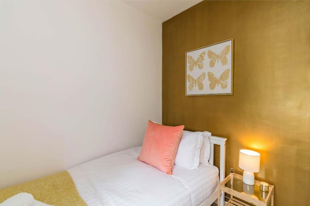 Lovely Home With Four Bedrooms And Private Garden And Parking, Close To Nottingham City Centre Exterior foto